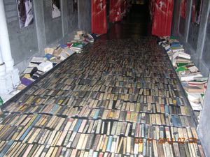 베를린 박물관 스토리의 바닥에 내장된 책