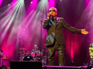 2024년 5월 29일 Theatre of the Absurd Presents C'est la Vie 투어에서 보스턴 MGM 펜웨이에서 매드니스가 공연하는 모습