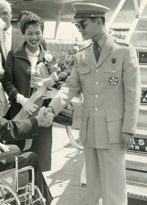 1960년, 푸미폰 국왕이 태국 왕립 육군 군복을 입고 라마 훈장과 공로훈장을 수여받았다.