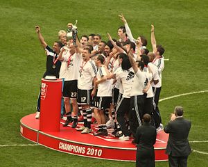 2010년 4월 풋볼 리그 챔피언십을 우승한 뉴캐슬 유나이티드