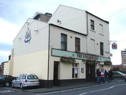 세인트 제임스 파크 앞에 위치한 스트로베리 펍. 팬들은 경기가 있는 날 이곳에 모여 응원을 한다.