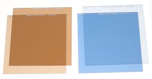 시나(Sinar)의 색상 변환을 위한 웜(왼쪽) 및 쿨(오른쪽) 조명 젤 필터, 각각 Wratten 81 및 82 시리즈