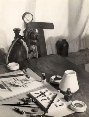 초기 사진 수정 도구: 구아슈, 반죽 지우개, 목탄 막대, 에어브러시. 마지막 도구(에어브러시)는 "역사에서 지워진 에어브러시"라는 문구를 낳았다.