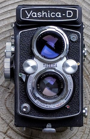 야시카-D TLR 카메라 전면. "F-NUMBER"라고 표시된 몇 안 되는 카메라 중 하나이다.