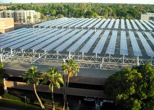 애리조나 주립 대학교 템피에 있는 아파치 대로의 ASU 주차 구조물 옥상 데크에 있는 태양광 패널 어레이