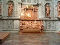 안나 여왕의 묘는 지그문트 예배당에 있으며, 그녀의 생전에 지어졌다.