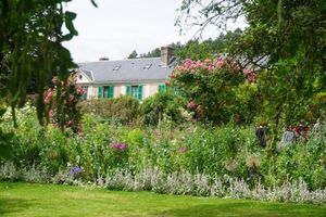 프랑스 파리 외곽에 위치한 도시 지베르니, 그리고 화가 클로드 모네의 의 실제 모델인 모네의 정원으로 유명한 곳이다.