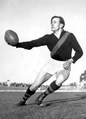 딕 레이놀즈는 에센던의 가장 위대한 선수 중 한 명으로 여겨진다.