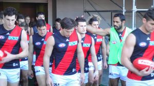 2013년 그레이터 웨스턴 시드니 자이언츠와의 경기 전 그라운드로 나가는 에센던 선수들.