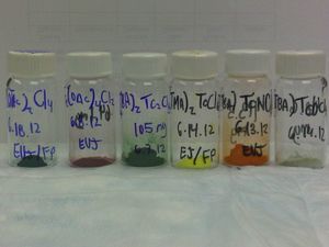 다양한 산화 상태(Tc(III), Tc(IV), Tc(V), Tc(VI)로 표시됨)의 테크네튬(99Tc)의 염소 함유 배위 착체.