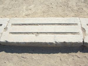 올림피아의 돌 출발선 일부, 각 발을 위한 홈이 있다