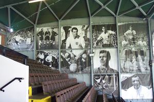 조니 헤인스의 몽타주가 있는 스탠드의 내부 모습