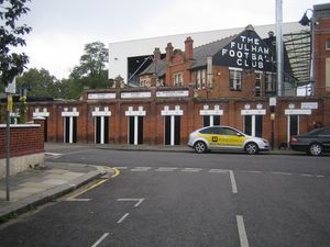 경기장 밖에서 본 파빌리온