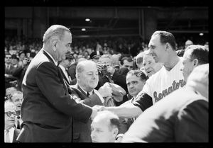 길 호지스(오른쪽)가 1965년 워싱턴 세네터스의 감독으로 린든 B. 존슨 대통령과 악수하고 있다.