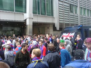 2010년 6월 1일 런던의 로이즈 본사 밖에서 크리스털 팰리스 팬들이 시위를 벌이고, 소식을 초조하게 기다리고 있다.