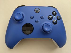 Xbox Series X 및 Series S 무선 컨트롤러의 정면 보기, 추가 공유 버튼과 수정된 화장품 표시.