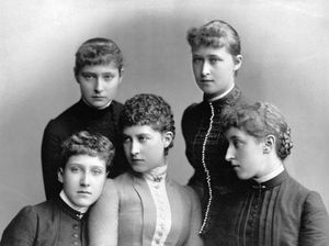 왼쪽부터 (뒷줄): 이레네의 여동생 알렉산드라 표도로브나 (헤센의 알릭스), 이레네 공주 (앞줄), 이레네의 사촌 슐레스비히-홀슈타인의 마리 루이즈 공주, 프로이센의 샤를로테 공주, 슐레스비히-홀슈타인의 헬레나 빅토리아 공주, 1885년