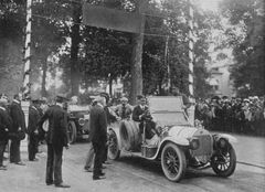 프린츠 하인리히 랠리에 출전하는 하인리히(1910년)