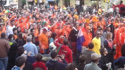 경기 당일 포르투 알레그리 시가지를 행진하는 네덜란드 팬들 