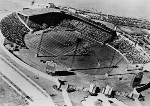 루스벨트 스타디움에서 열린 미식축구 경기