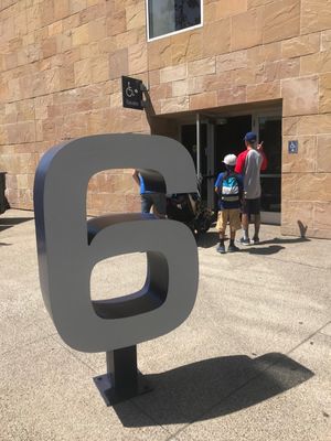 1988년 파드리스에 의해 영구 결번된 가비의 6번, 펫코 파크에 전시되어 있다.