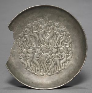 축제 장면이 있는 은 접시