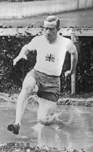 1920년 올림픽에서 물웅덩이를 넘는 퍼시 호지