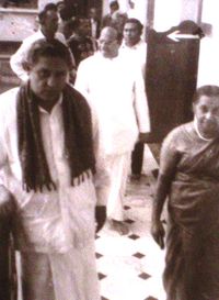 윌리엄 고팔라와 대통령과 영부인 실라 고팔라와가 스리 달라다 말리가와, 캔디에서 니스산카 위제예라트네 박사와 함께