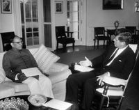  윌리엄 고팔라와 대사가 1961년 9월 7일 백악관 오벌 오피스에서 존 F. 케네디 미국 대통령과 만나는 모습