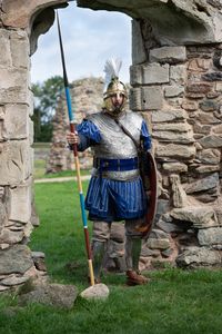 4세기 AD 로마의 젊은 장교를 재현한 사람. 병사들은 이와 유사한 갑옷을 착용했을 것이다.