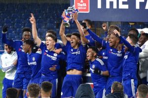 첼시 선수들이 2015–16 FA 유스컵 우승을 축하하고 있다.