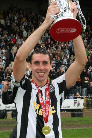 2010년 리그 투 우승 트로피를 들고 있는 노츠의 주장 존 톰슨