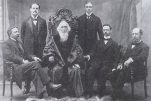 1904년 신학교 교수진. 왼쪽부터 존 프레스턴 설, 존 하워드 레이븐, 새뮤얼 메릴 우드브리지, 윌리엄 헨리 스틸 데마레스트, 존 해밀턴 길레스피, 페르디난트 슈어먼 쉥크.