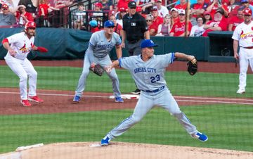 2023년 캔자스시티 로열스에서 카디널스를 상대로 투구하는 그레인키.