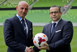 2013년 10월 멜버른 사각 경기장에서 멜버른 빅토리 회장 앤서니 디 피에트로와 함께 있는 케빈 머스캣.