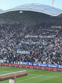 멜버른 빅토리 팬들이 오스트레일리아 프로페셔널 리그의 A-리그 결승전 개최 결정에 항의하는 모습(2022년 12월 17일 40번째 멜버른 더비)