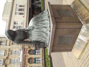 뉴디게이트 광장에 있는 조지 엘리엇 동상