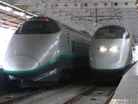 야마가타 신칸센에서 사용되는 400계(왼쪽)와 E3계(오른쪽)