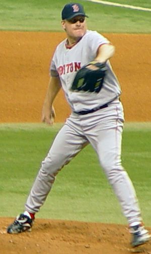 커트 실링(보스턴 레드삭스 시절 사진)은 1차전에서 7이닝 1실점 호투로 양키스 타선을 막고 승리 투수가 되었다.