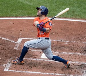 호세 알투베는 아메리칸 리그의 MVP로 선정되었다.