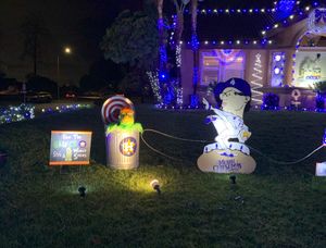 캘리포니아주 업랜드의 다저스 팬은 2023년경 자신의 크리스마스 장식의 일부로 애스트로스의 부정행위 스캔들을 조롱하고 있다.