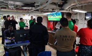 태평양을 항해하는 항공모함 "칼 빈슨" 내에서, 월드 시리즈 7차전 TV 중계를 시청하는 미국 해군 승무원들