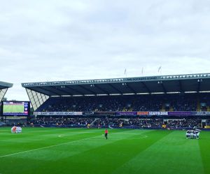 리즈 유나이티드와 대결하는 밀월