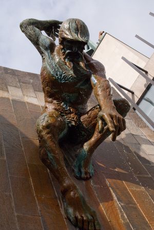 뉴캐슬 시청에 있는 데이비드 윈의 타인강의 신