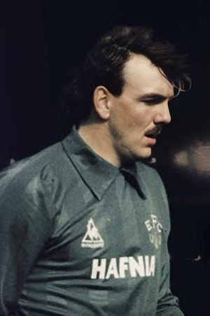 골키퍼 네빌 사우스홀은 1981년부터 1997년까지 에버턴에서 751번의 1군 경기에 출전하여 기록을 세웠다.