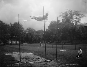 1890년대 미국 해군사관학교의 장대높이뛰기