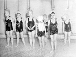1943년, 수영복과 수영모를 착용한 몬트리올 유치원생들
