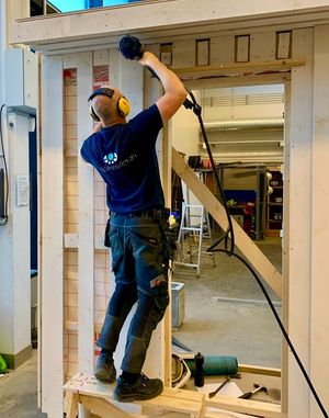 귀마개를 착용한 전동 공구 작업자