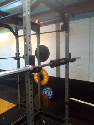 바벨 패드는 등 위 강철 바벨의 압력을 줄여준다. 패드는 직선형일 수도 있지만, 척추에 가해지는 직접적인 압력을 더욱 줄이기 위해 가운데가 움푹 들어간 것도 있다.