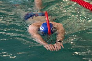 앞쪽에 장착된 스노클을 사용하는 핀수영 선수